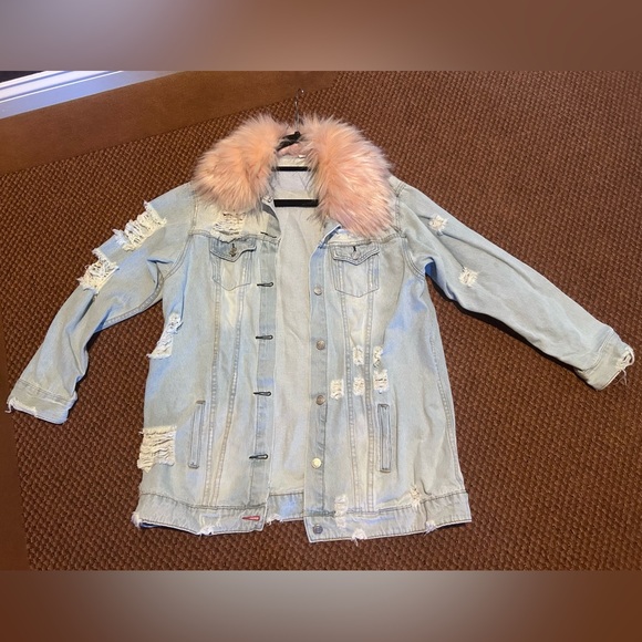 Distressed Denim Jacket w Faux Fur collar - Picture 6 of 16